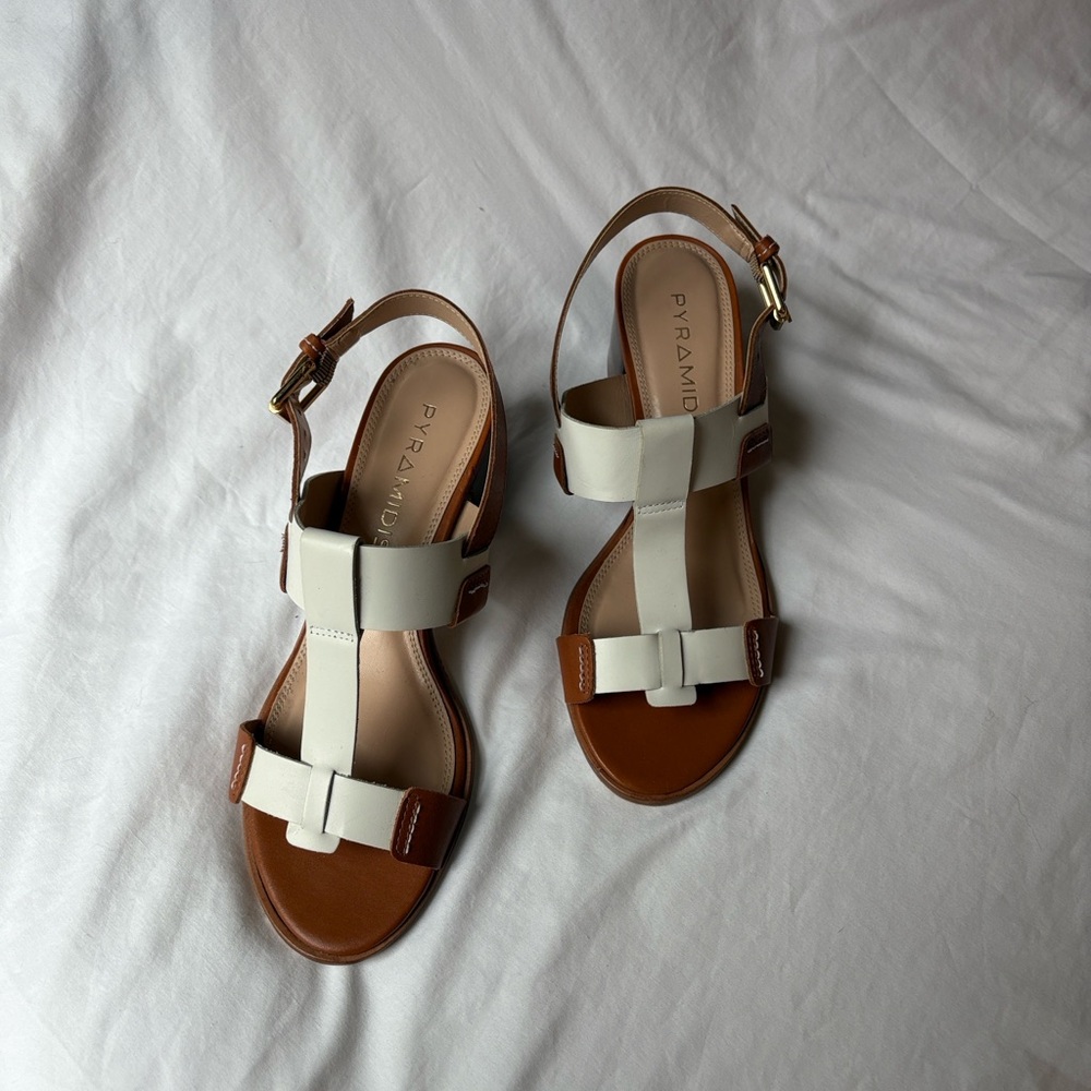 Pyramidis color-block sandal in like new condition